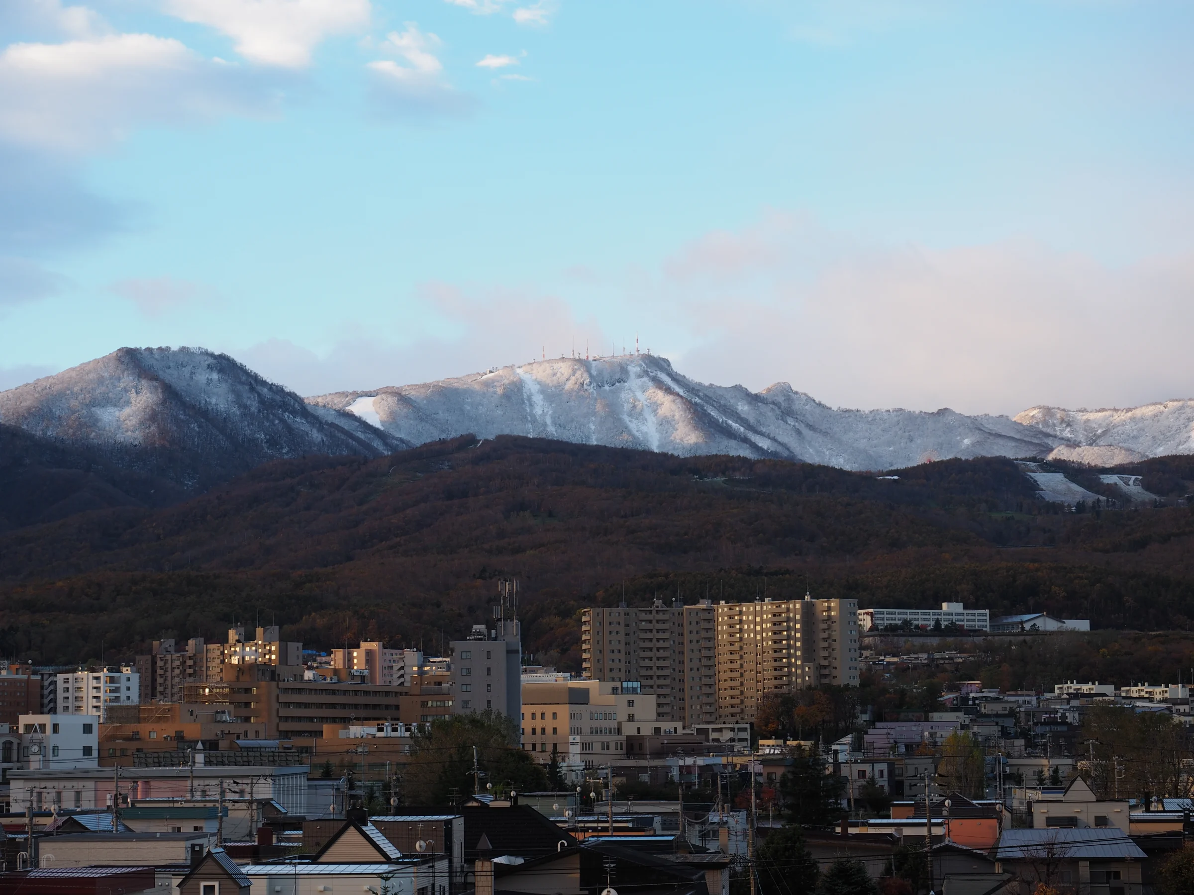 手稲のまちなみから望む手稲山